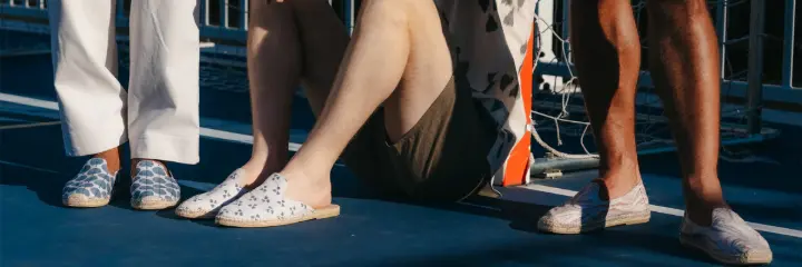 Imagem de sapatos Paez sobre mesa de trabalho criativa, representando o case de gestão simplificada com Odoo