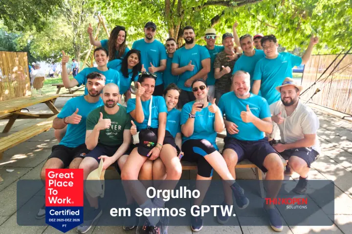 Equipa Thinkopen Solutions celebrando certificação Great Place to Work Portugal ambiente descontraído.