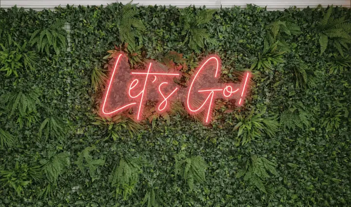 Jardim com néon Let's Go no escritório da ThinkOpen Solutions