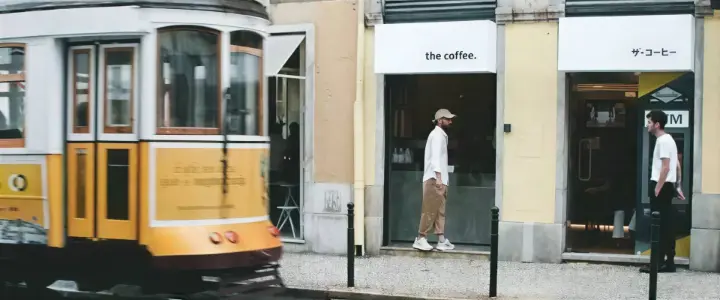 Fachada de uma loja The Coffee em Lisboa, marca de café gerida com software de gestão de franquias Odoo